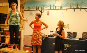 Sarah drew the raffle tickets and Dimity played Vanna. Jody (I hope that's right), who came down from Canada, gave everyone their prizes.